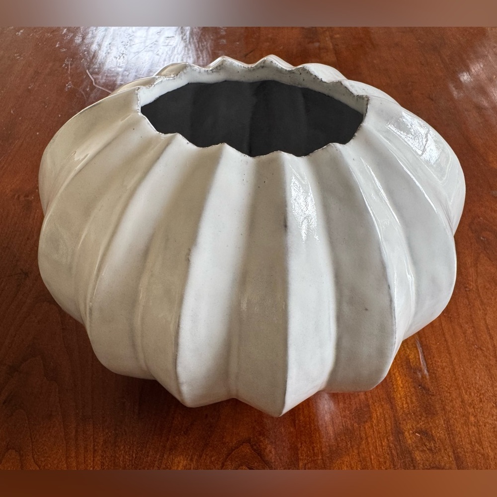 Vietri Incanto Handmade Earthenware White Round Pleated Vase - Picture 10 of 11